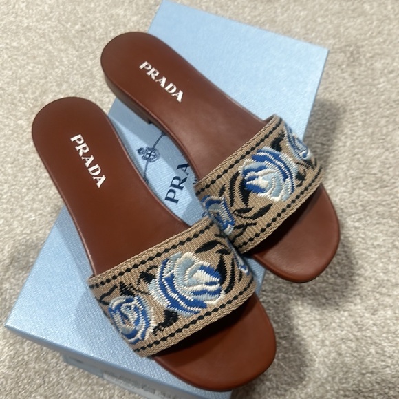 Prada - Picture 1 of 5